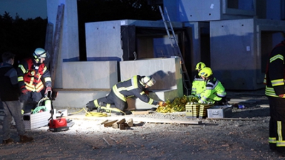 Feuerwehr und Rettungsdienst üben im Betonwerk 