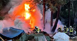 Brennender Holzstapel löst Großeinsatz aus 