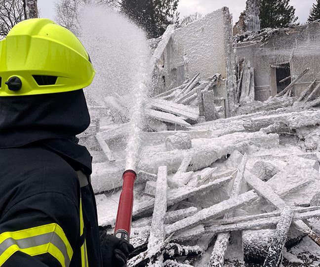 Insbesondere der Einsatz von Schaum sollte die Glutnester ausschalten, die unter – zum Teil schwer erreichbaren – Haufen von u.a. Reet, Holz und umgestürzten Innenwänden schwelten.