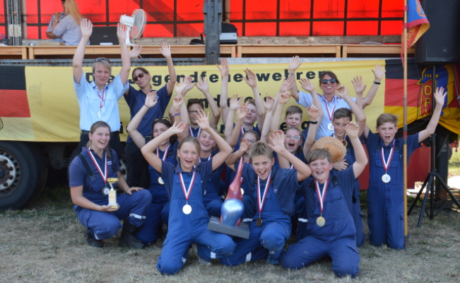 Die siegreiche Jugendfeuerwehr Damnatz hat allen Grund zum Jubeln. 